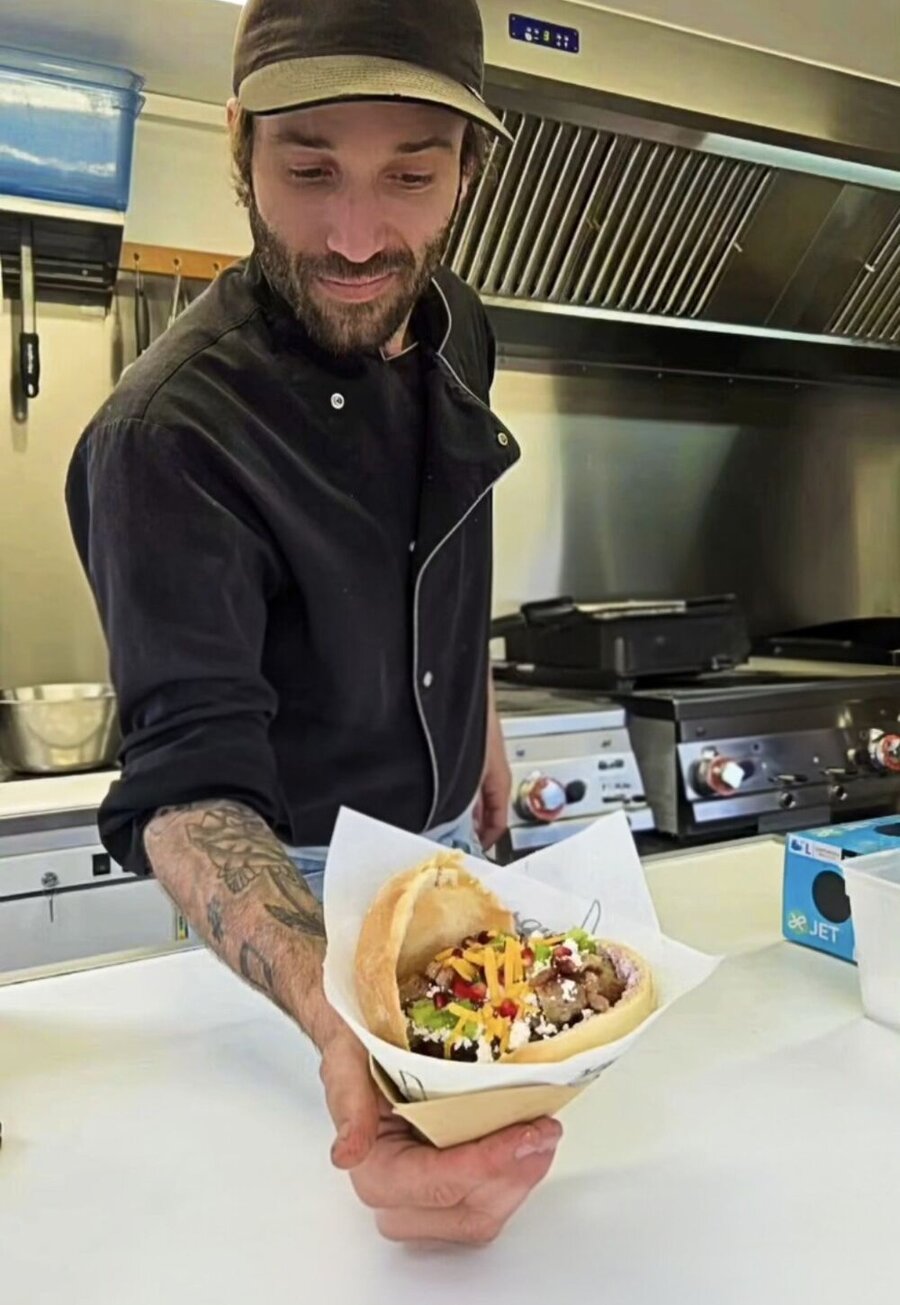 Seb, le chef de DKP, présente un Berliner Kebab fraîchement préparé